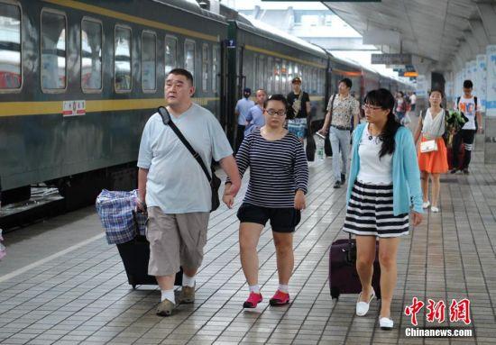 四川脑瘫女孩赴大学报到 母亲陪读(图)