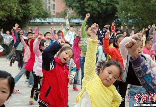 小学课间跳广场舞 轻松锻炼形式颇受学生欢迎