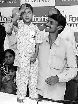 长四只手四只脚 印度章鱼男孩重获新生 组图