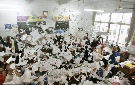 高考撕书引热议 学校引导学生看“脱口秀”解压