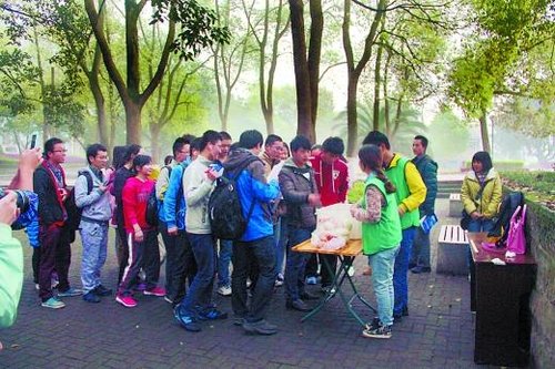 西南大学学生会为晨读学生提供免费早餐