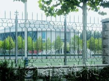 五所操场开放学校四所拒客 有关部门称违法