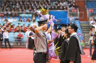 北大校长引致青春寄语毕业生 提装空调引欢呼(图)