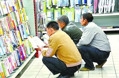 别人喝酒打牌他们逛书店 农民工“蹭书”感动网友