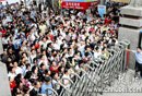 高考场外风景：送考人的笑与泪(组图)