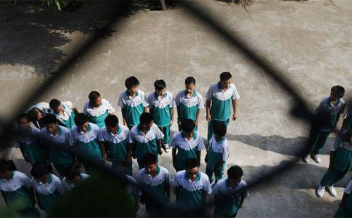 探访佛山“问题少年”学校:一人犯错全体受罚 探访佛山“问题少年”学校:一人犯错全体受罚