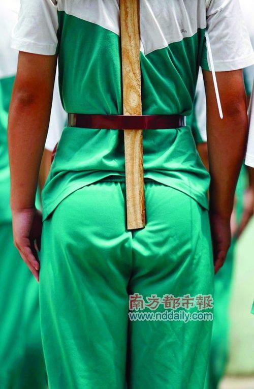 探访佛山“问题少年”学校:一人犯错全体受罚 探访佛山“问题少年”学校:一人犯错全体受罚