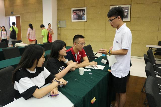 紧张而努力着 外研社杯技能大赛团体赛队伍剪