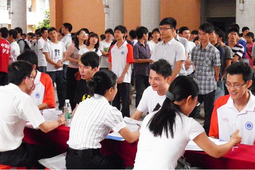 广州学院成功举办2012就业与实习校园招聘会