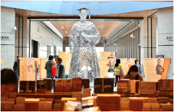 教育+艺术新跨界,“学习铸造人生”新东方装置艺术展引发热议