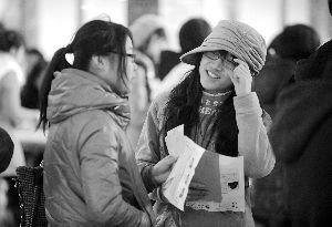 美院招生万人报名 多名教师同阅卷以保证公平