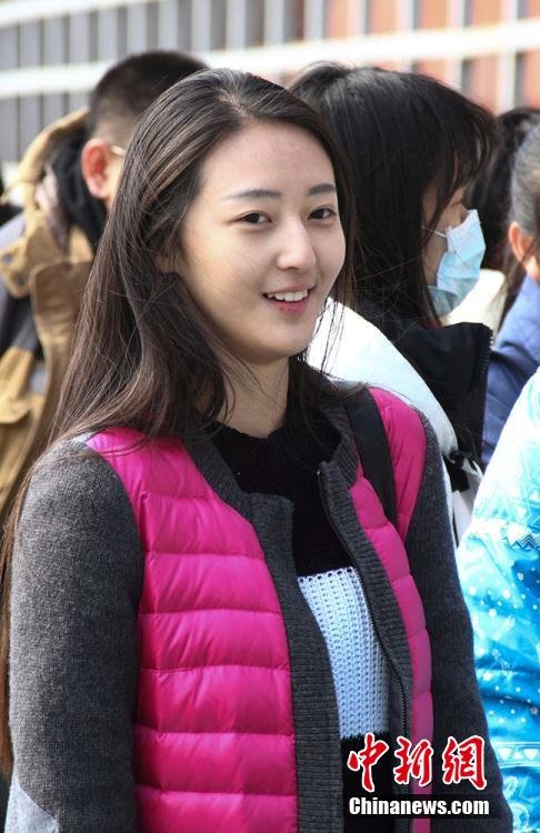 南京艺术学院艺考报名 考生帅气靓丽惹人眼球