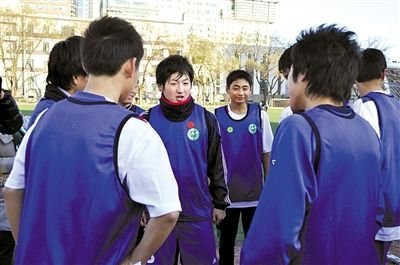 中日学生混编踢比赛 中国学生感叹对手踢球无