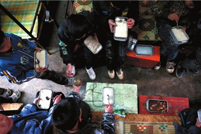 走访广西贫困学校:米饭猪油食盐 孩子们的晚餐