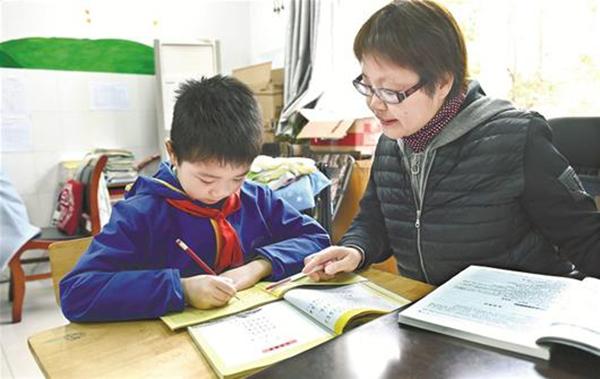 武汉一小学教师9年给4个学生当“妈妈”:免费辅导照料生活