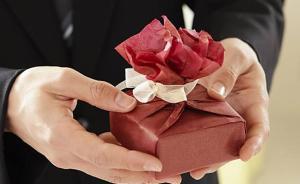 给老师送礼成难题,超五成家长认为至少没坏处