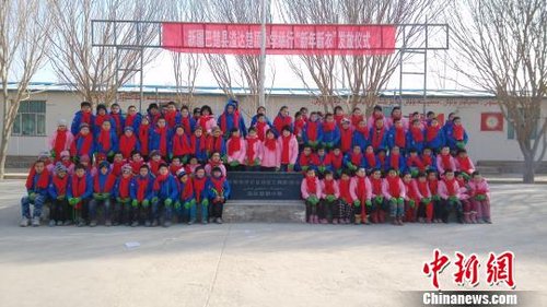 新疆巴楚县120名小学生穿上新衣温暖过年