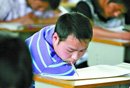 高考迎来特殊考生 或用脚或用牙齿咬笔答卷