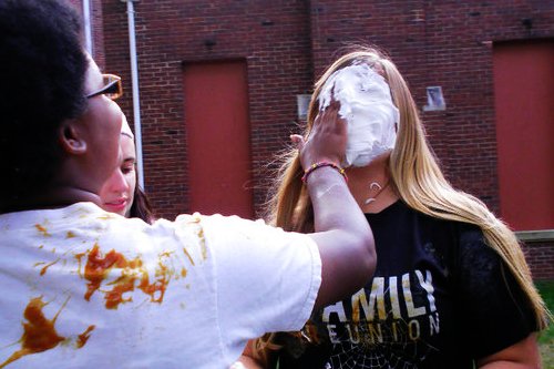 组图:美国大学的搞怪开学派对