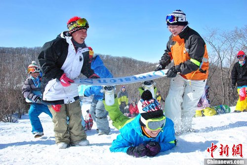 数百名滑雪爱好者长春共度“光猪节”