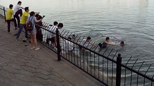 河南科技大学众学子手拉手搭人梯勇救落水青年