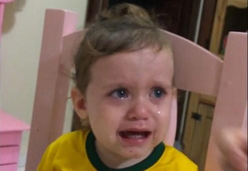 双语:内马尔比赛受伤 巴西2岁女童伤心流泪