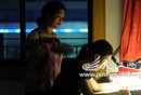 组图：养女上大学费用无着落 成母亲心病