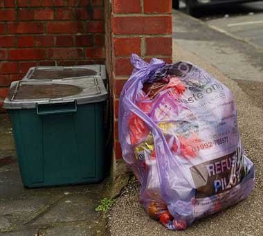 双语阅读：英国每年每户限扔80袋垃圾