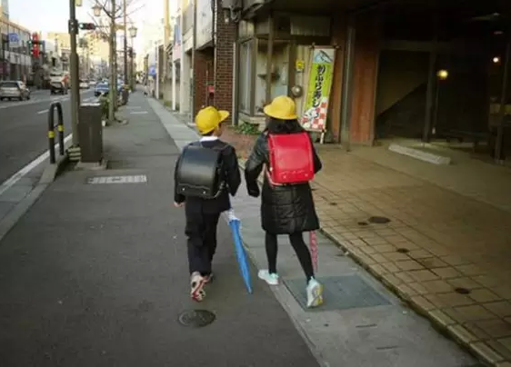 为何日本小学生书包值五千?_教育_腾讯网