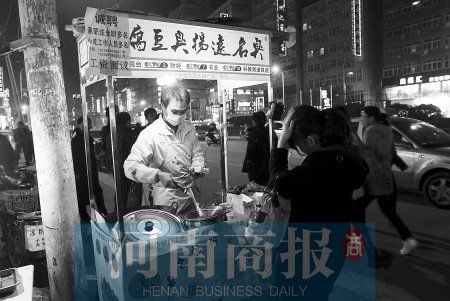 80后大学生创业卖臭豆腐 用英语喊口号揽顾客