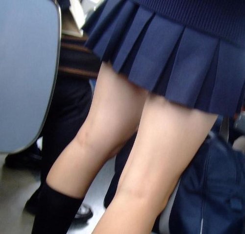 日本女生校服短裙太短 学校贴海报鼓励"拉长"