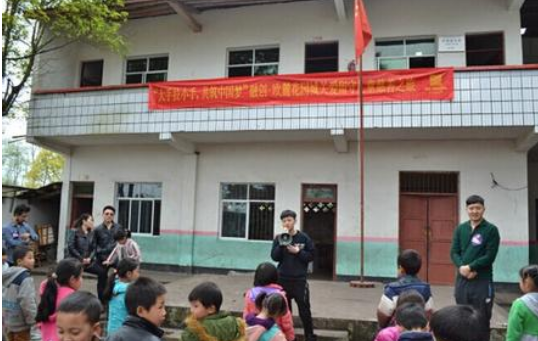 重庆一代课老师自建教学楼办小学 坚守乡村20年