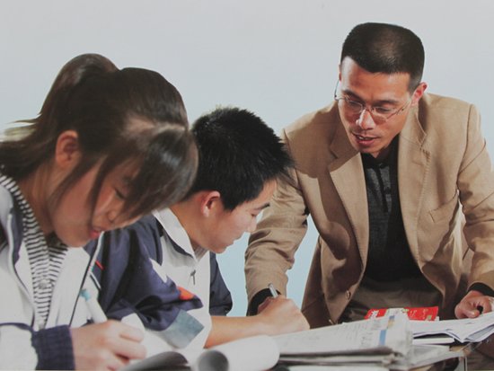 董新庄:让奉献与爱心托起明天的太阳