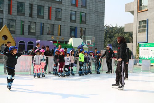 移动冰雪进校园 朝阳区中小学夏天也能玩冰雪
