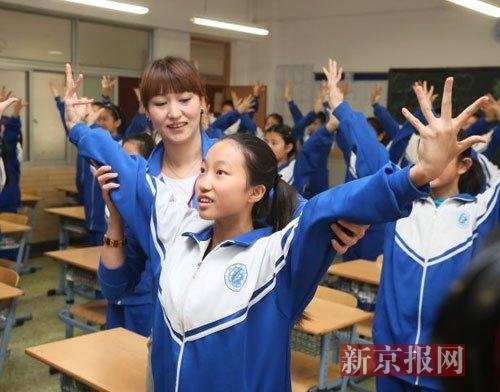 北京体育老师自创室内健身操 帮助学生雾霾天
