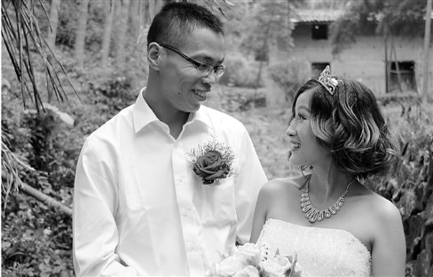 男友身患重病<em>女孩</em>毅然选<em>结婚 戒指</em>300元爱却很