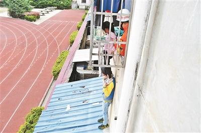 12岁男孩托举被卡女童不留名:回家照常写作业