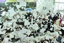 考试刚结束考生撕书解压 网友多数不赞同(图)