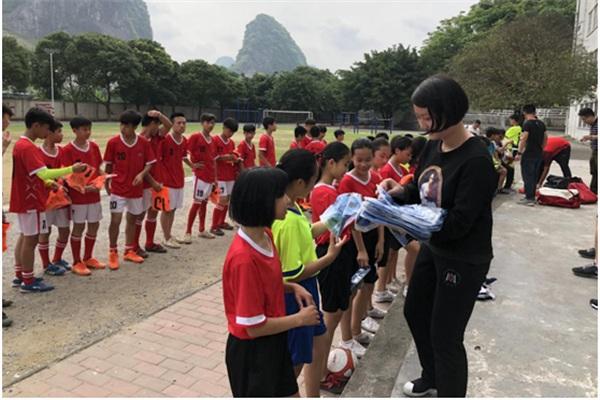 深圳两高中生自费策划爱心活动 为山区孩子捐