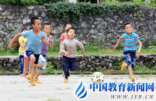 中小学校园足球现状调查:破门需体教结合