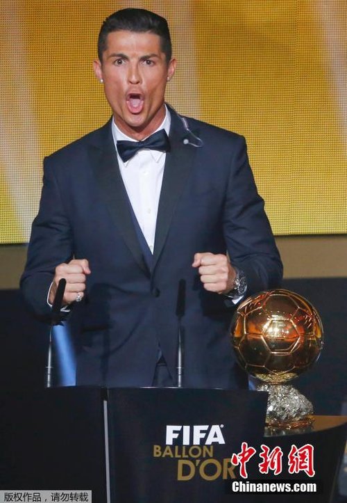 C罗力压梅西诺伊尔 蝉联国际足联金球奖