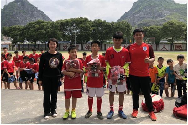 深圳两高中生自费策划爱心活动 为山区孩子捐