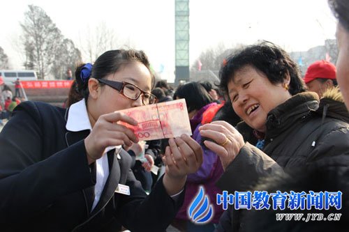 北京市商业学校启动学雷锋为民服务周活动