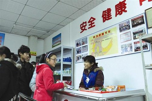 放心校园店较量路边摊仍有学生校外觅食