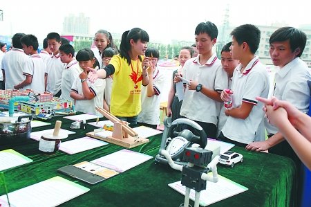 昨日,重庆第二届中小学生科技活动节暨实践大课堂启动仪式现场.