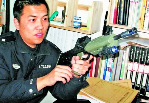 浙江黄岩警方半月收缴150支仿真枪 有的卖给了