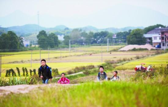 村里孩子县城上学:追求教育 更为证明家有钱