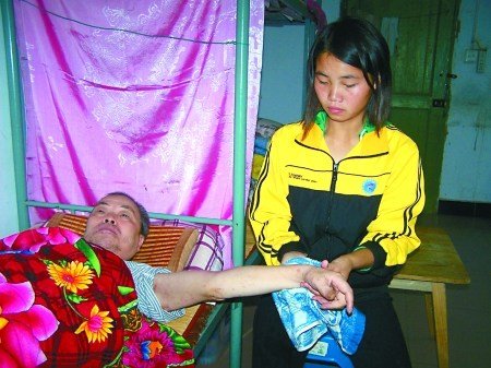<em>高一女生</em>带瘫痪爸爸上学 7岁学会做饭种菜_教