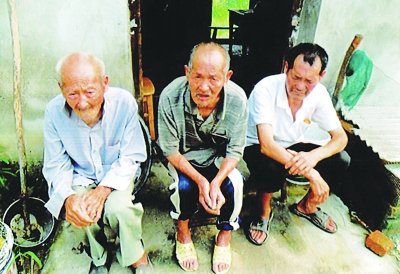 贫寒父子仨抚养“寒窑弃婴”19年 将其送进大学