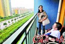 "高考感人瞬间"背后故事 抱子妈妈母子挑新家